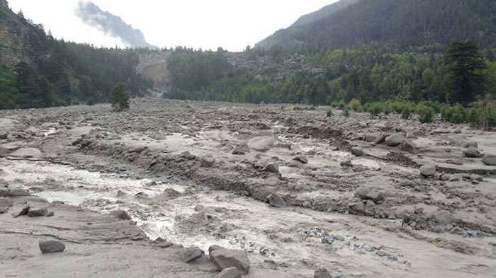 Cloudbursts trigger flash floods in Kullu’s Jibhi, Sainj, and Tirthan valleys.