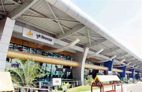 Cars at Pune Airport Terminal 2 under new ₹500 fine rule for over 15-minute halts.