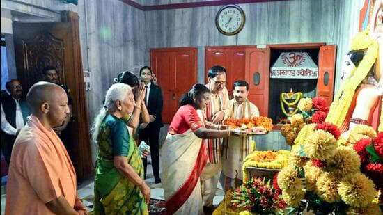 Murmu, Yogi Offer Prayers at Gorakhnath Temple