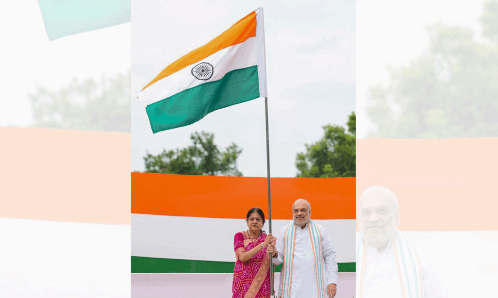 Amit Shah hoists Tricolour at Delhi residence