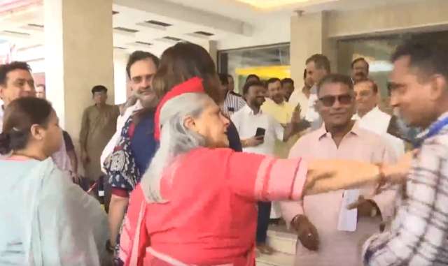 Jaya Bachchan pushes selfie seeker