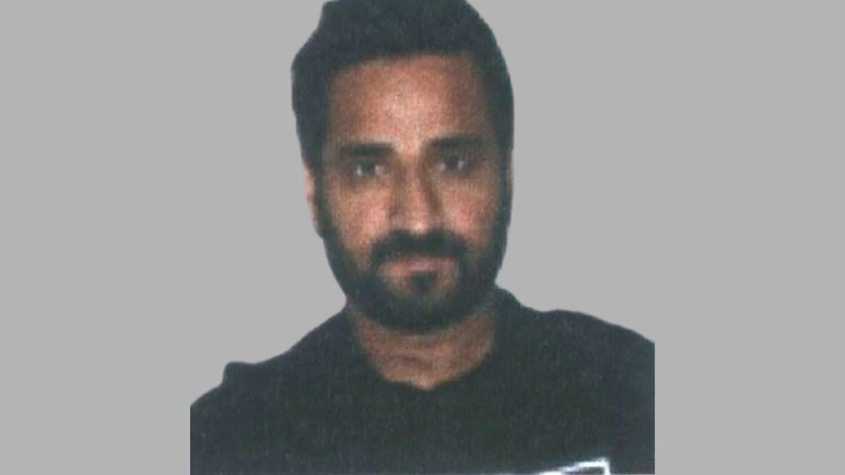 Delhi Police escort fraud accused