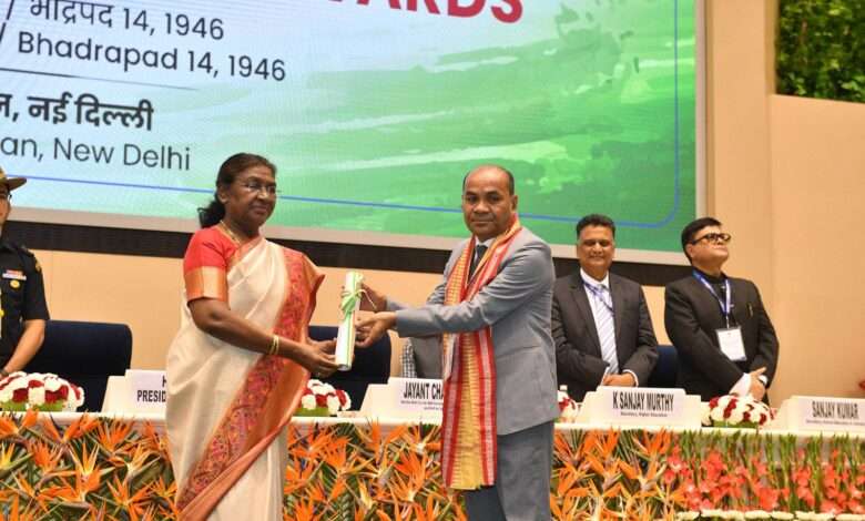 President Murmu presenting awards