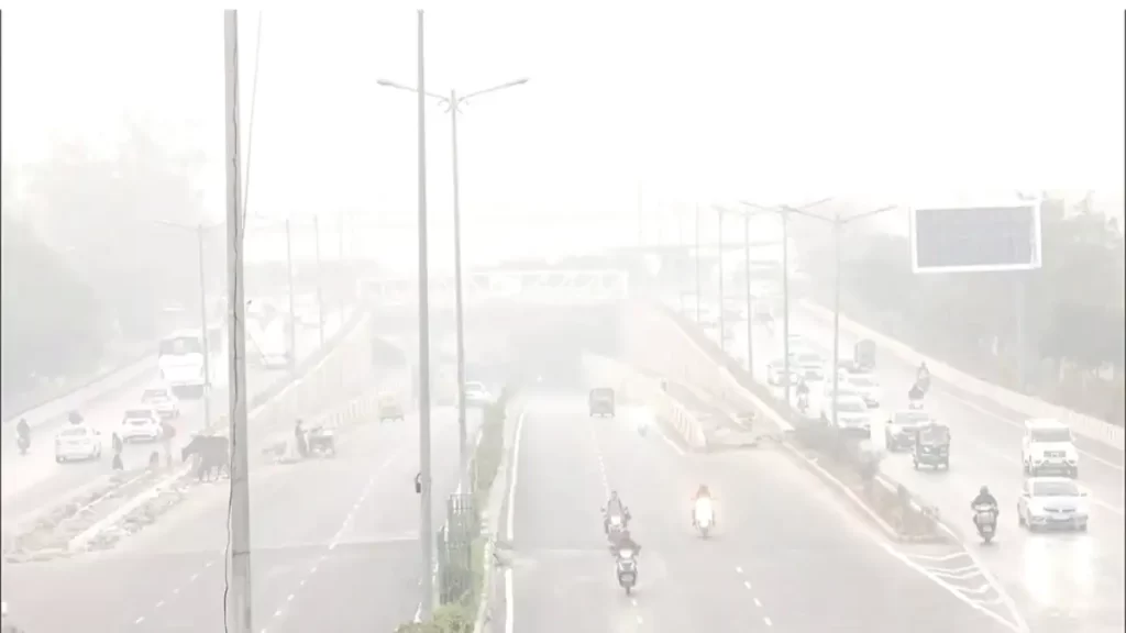 Dense fog disrupts Delhi travel