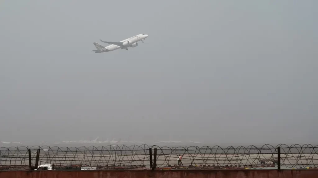 Dense fog disrupts Delhi travel