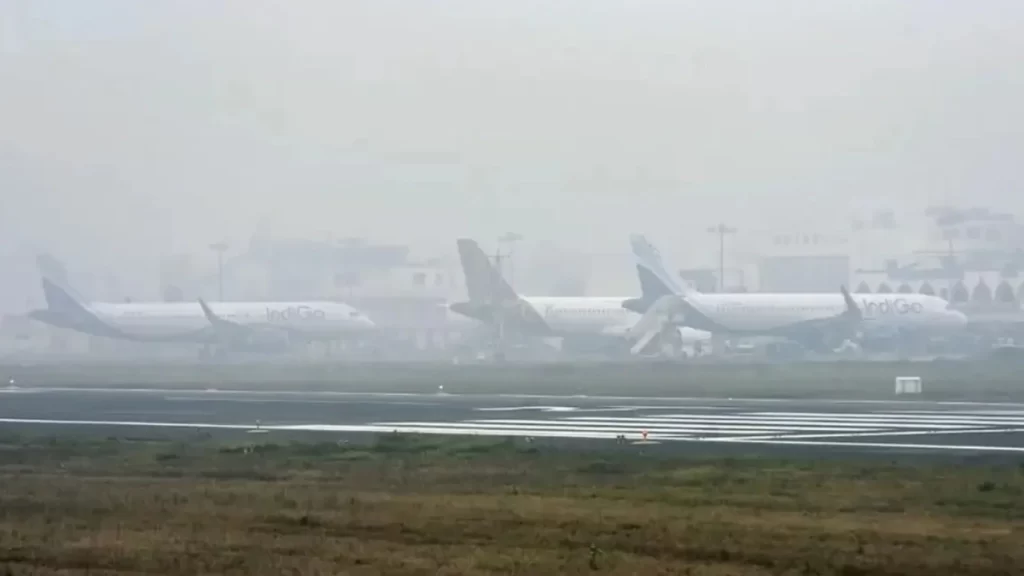 “Dense fog disrupts Delhi flights”