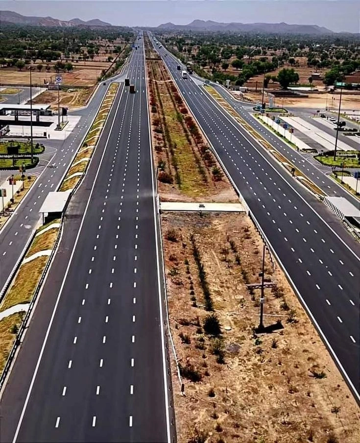 Delhi-Mumbai Expressway: tolls, rests, time savings infographic.