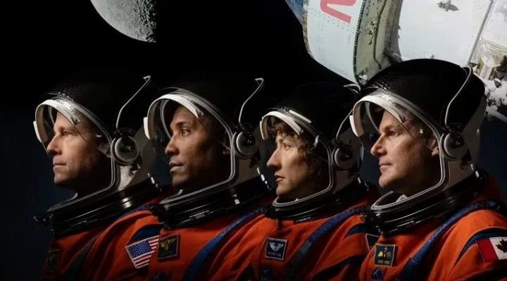 Artemis II crew's historic lunar flyby orbit.